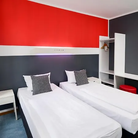 Old Town Hostel *